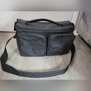 Black strapped camera padded carrying bag/duffle bag